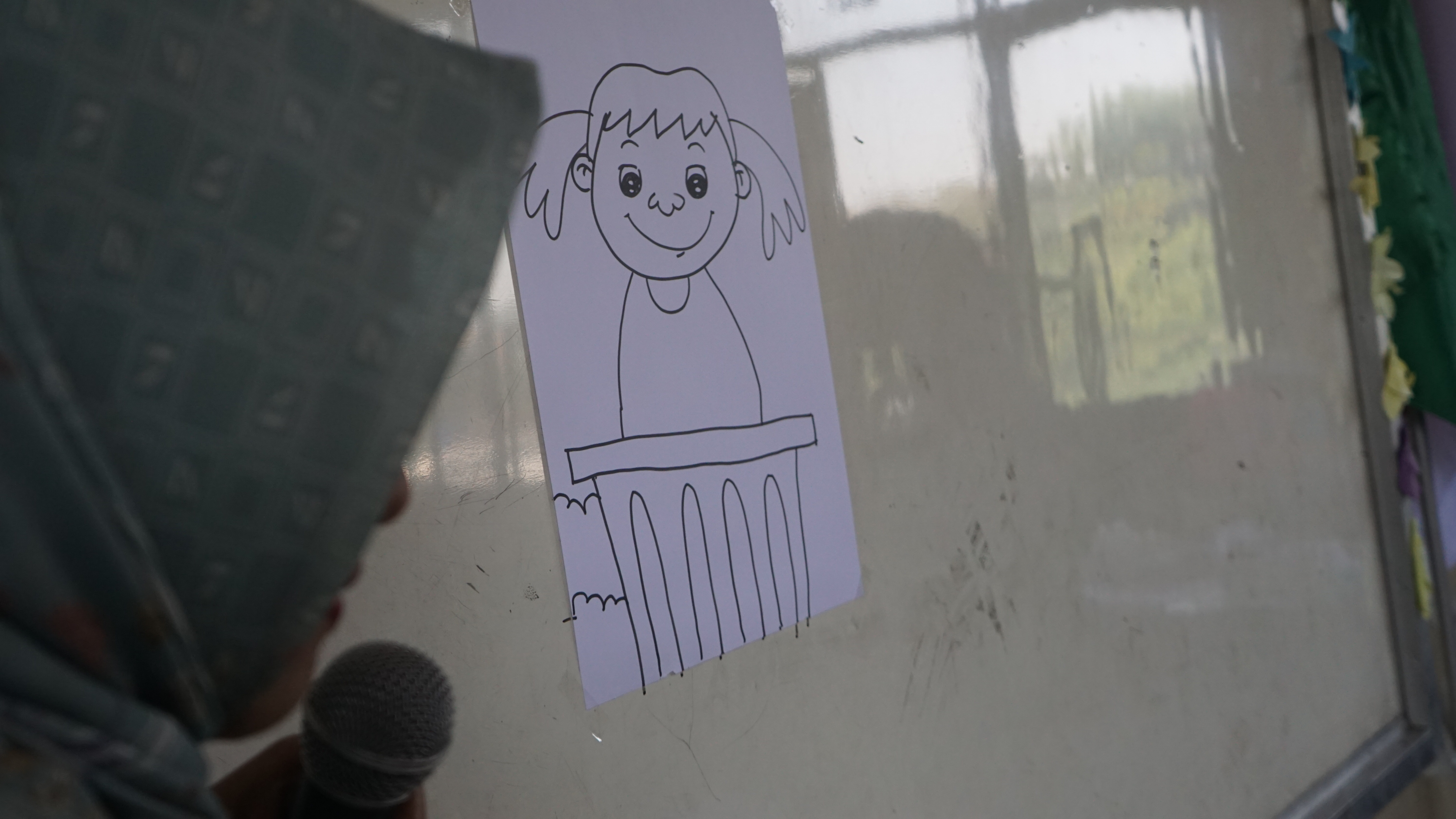 MENGGAMBAR